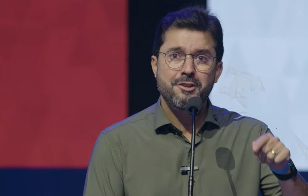 Falcão cutuca Simões e diz que 'caricaturas só vestem botina e chapéu' em eleições