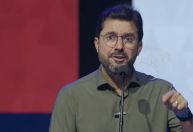 Falcão cutuca Simões e diz que 'caricaturas só vestem botina e chapéu' em eleições