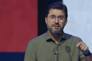 Falcão cutuca Simões e diz que 'caricaturas só vestem botina e chapéu' em eleições