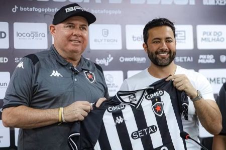 Marcelo Fernandes (à esq.) é apresentado por Fillipe Félix como novo técnico do Botafogo-PB