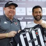 Após demissão de Lisca, Botafogo-PB apresenta ex-Santos como treinador