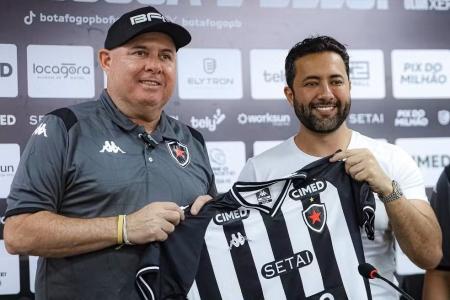 Marcelo Fernandes (à esq.) é apresentado por Fillipe Félix como novo técnico do Botafogo-PB