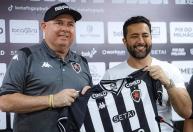 Após demissão de Lisca, Botafogo-PB apresenta ex-Santos como treinador