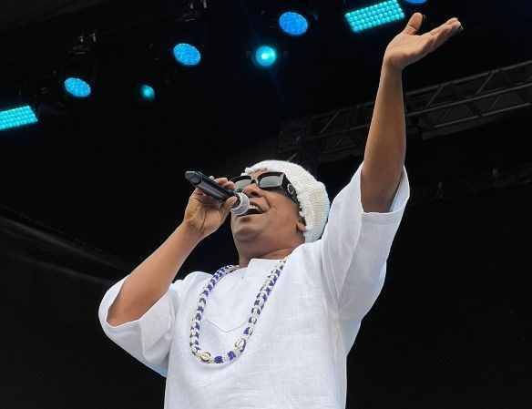 Vocalista do Psirico exalta 'encontro baiano' em BH e revela paixão pela comida mineira