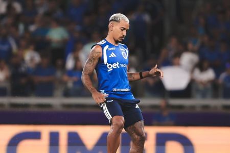 Matheus Pereira durante aquecimento para clássico do Cruzeiro contra o Atlético Mineiro pelo Campeonato Brasileirol em 2026