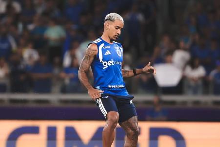 Matheus Pereira durante aquecimento para clássico do Cruzeiro contra o Atlético Mineiro pelo Campeonato Brasileirol em 2026