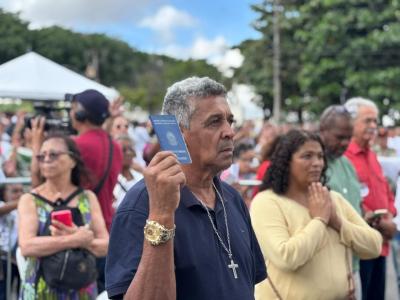 Missa do Trabalhador reúne fiéis e celebra emprego com bênção de carteiras, na Grande BH