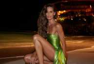 Modelo Izabel Goulart surpreende internautas ao aparecer com ‘novo rosto’