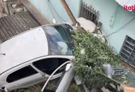 Motorista embriagado cai com carro em casa no bairro Carlos Prates, em BH