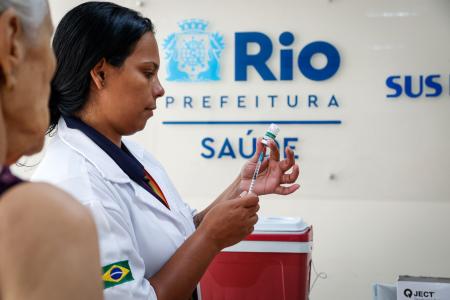 Médica aplicando vacina