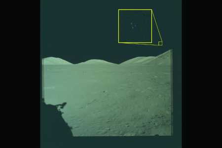 Foto tirada na missão Apollo 17 mostra três pontos de luz não identificados • Divulgação/Departamento de Guerra dos EUA