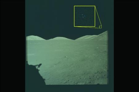 Foto tirada na missão Apollo 17 mostra três pontos de luz não identificados • Divulgação/Departamento de Guerra dos EUA