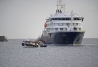 Navio com surto de hantavírus deve concluir retirada de passageiros nesta segunda (11)