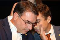 Justiça manda retirar painéis de Flávio Bolsonaro e Nikolas Ferreira em Juiz de Fora