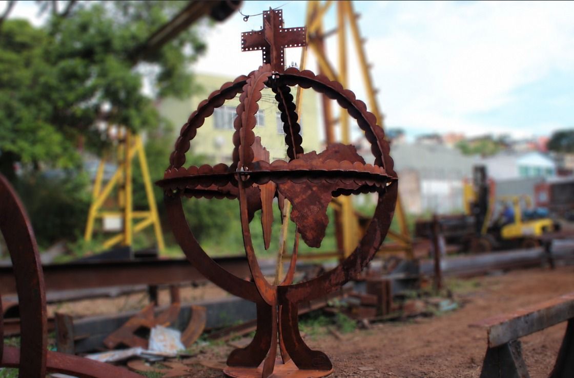 Memória: Comunidade Quilombola dos Arturos recebe primeira escultura pública de Dyana Santos