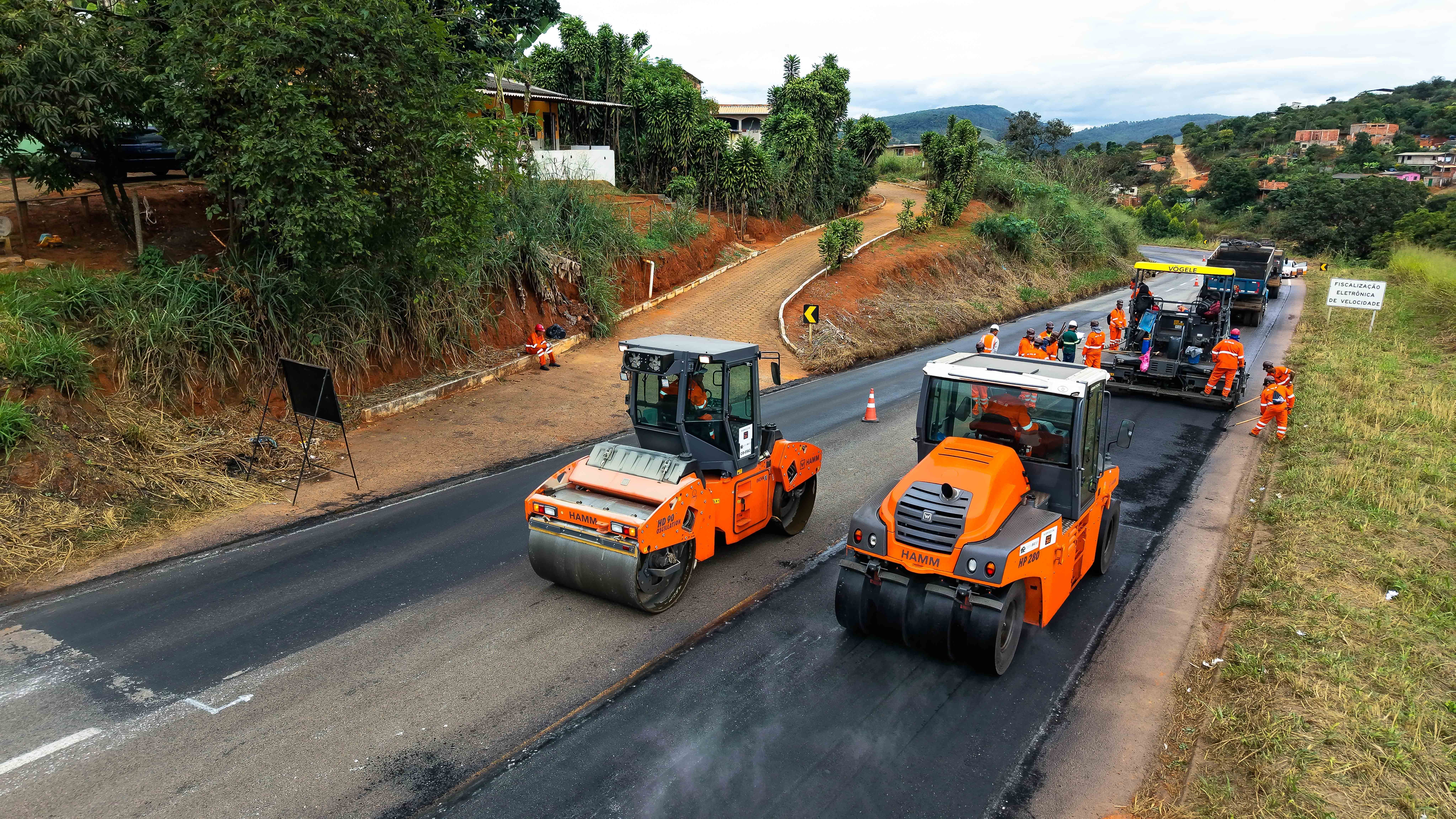 Concessionaria realiza fresagem e recomposição do asfalto na BR 381 em Santana do Paraíso