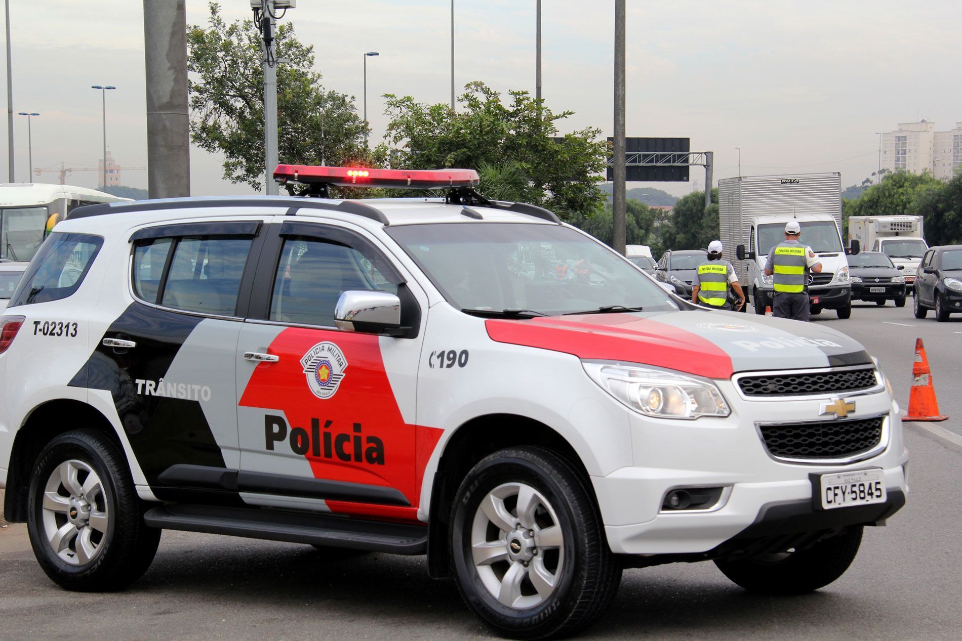 Caminhão carregado com medicamentos é alvo de criminosos mesmo com escolta armada em SP