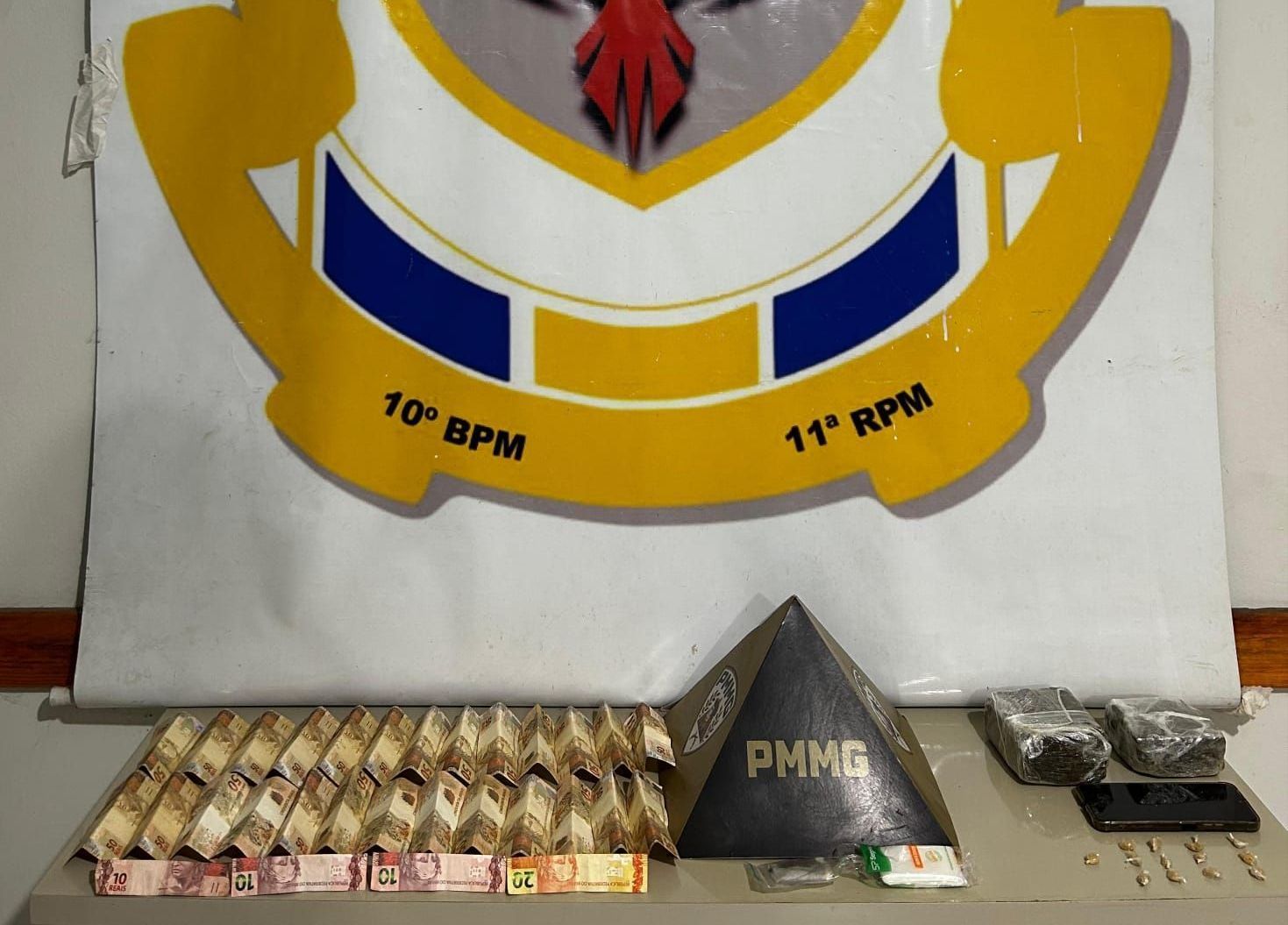 Jovem é preso com drogas e dinheiro durante ação da PM em Montes Claros