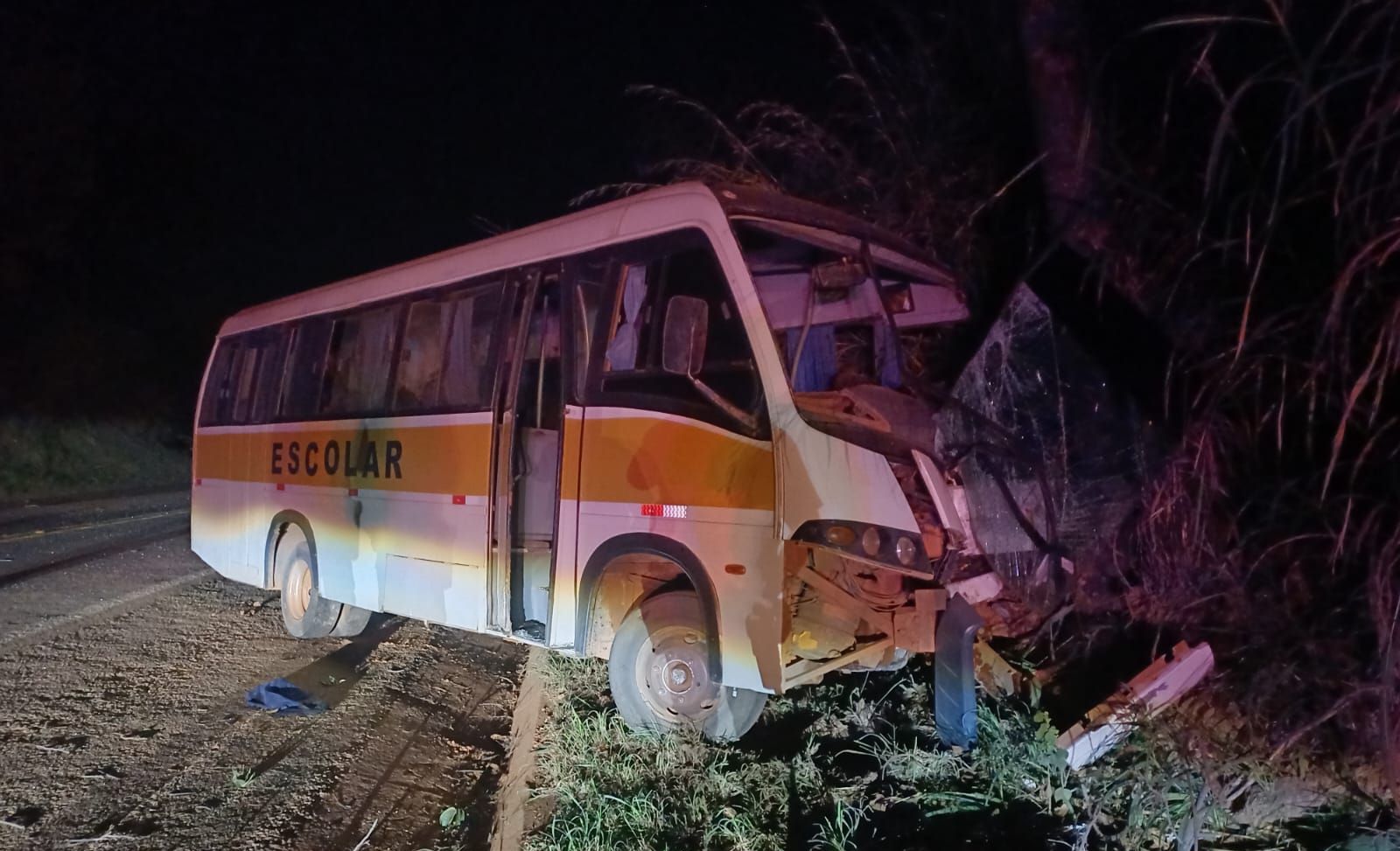 Acidente entre ônibus e caminhão deixa duas pessoas feridas em Paracatu