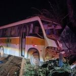 Acidente entre ônibus e caminhão deixa duas pessoas feridas em Paracatu