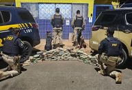 PRF apreende drogas escondidas em pneus de caminhão; dois homens são presos