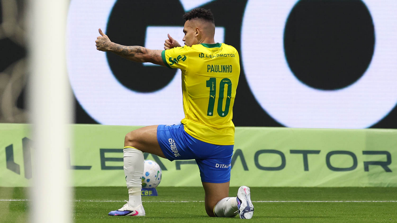 Palmeiras vence Chapecoense pelo Brasileiro com um a menos e polêmicas no fim