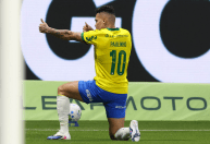 Palmeiras vence Chapecoense pelo Brasileiro com um a menos e polêmicas no fim