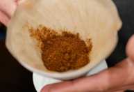 Pó de café acelera o crescimento do cabelo? Veja o que diz a dermatologia