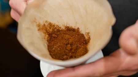 Pó de café acelera o crescimento do cabelo Veja o que diz a dermatologia