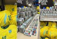 Polícia Civil apreende 200 mil figurinhas falsas da Copa de 2026 no RJ; veja imagens