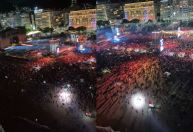 Lobacabana: multidão lota praia de Copacabana à espera de Shakira