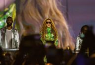 Em português, Shakira canta com Anitta, Caetano, Bethânia e Ivete na praia de Copacabana