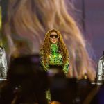Em português, Shakira canta com Anitta, Caetano, Bethânia e Ivete na praia de Copacabana