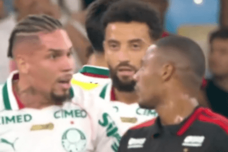 Discussão entre Paulinho e Gonzalo Plata em Flamengo x Palmeiras
