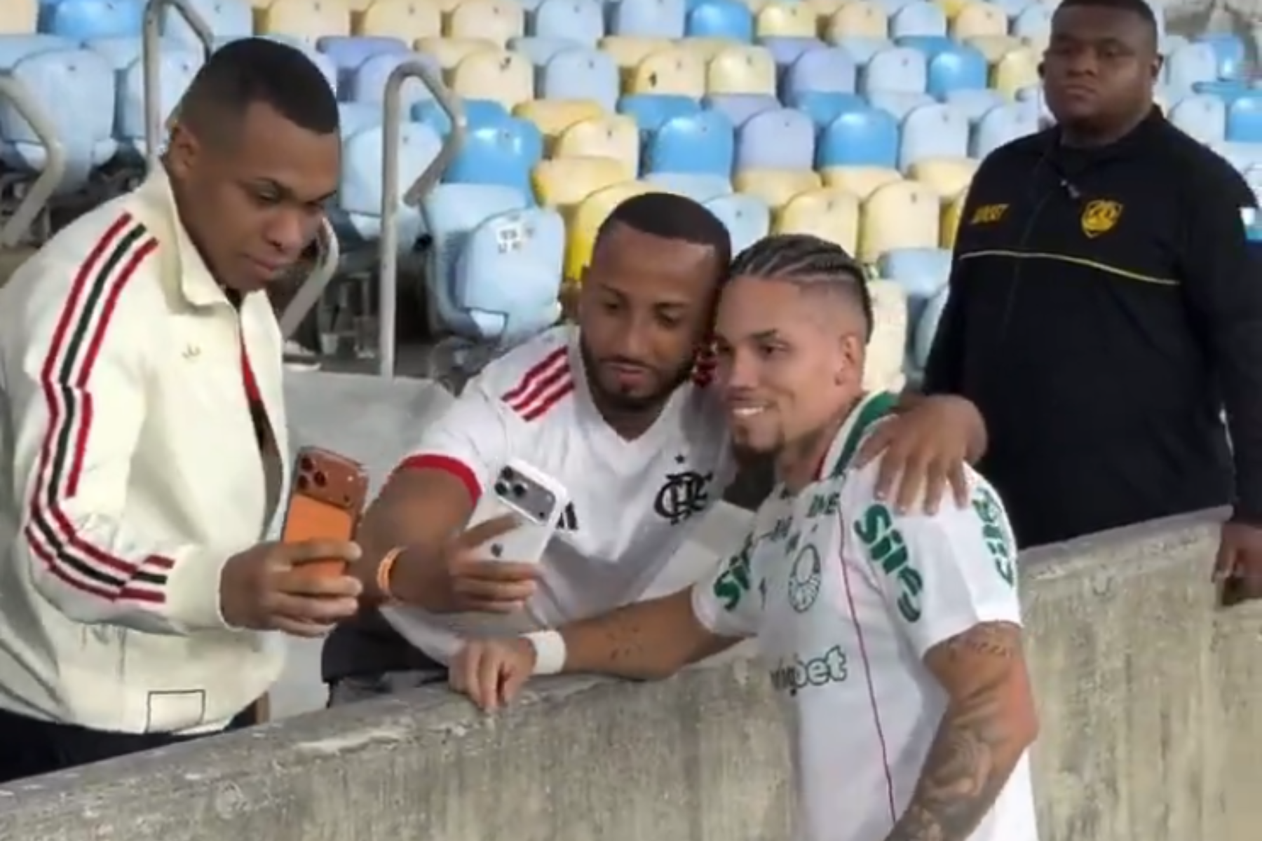 Paulinho é tietado por torcedores do Flamengo após goleada do Palmeiras no Maracanã