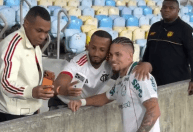 Paulinho é tietado por torcedores do Flamengo após goleada do Palmeiras no Maracanã