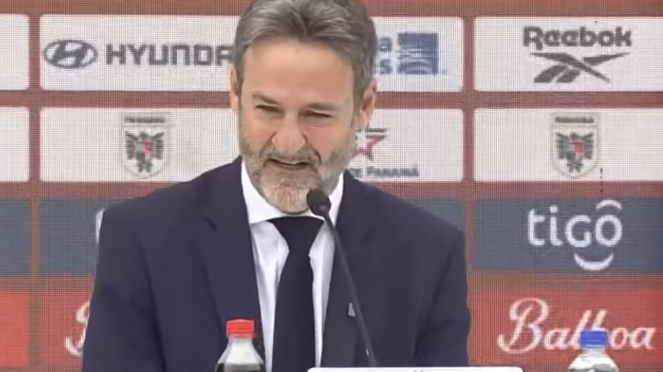 Técnico do Panamá discute em coletiva por ausência de atacante do Botafogo na Copa