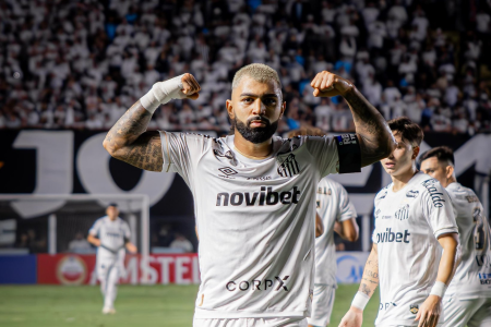 Gabigol comemora gol pelo Santos na Vila Belmiro