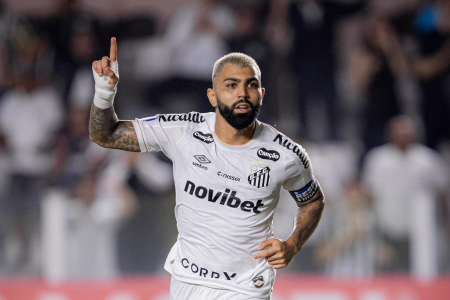 Gabigol comemora gol pelo Santos