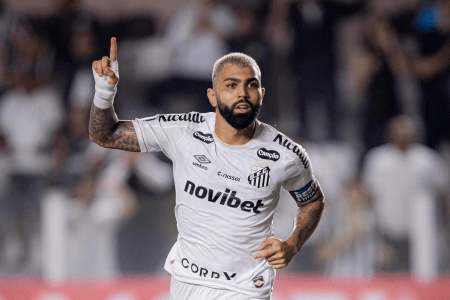 Gabigol comemora gol pelo Santos • X / Santos