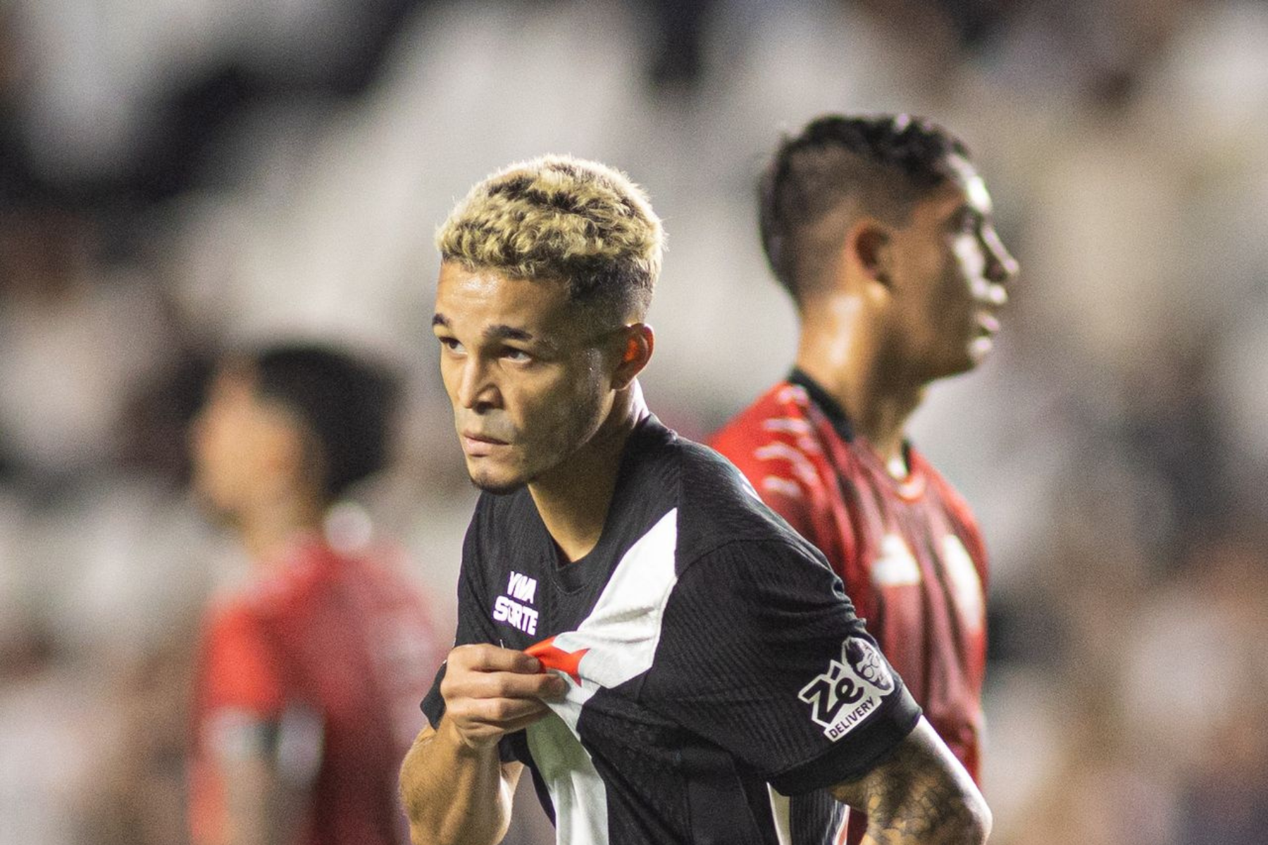 Sob protestos da torcida, Vasco goleia Barracas Central e vai aos playoffs da 'Sula'