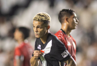 Sob protestos da torcida, Vasco goleia Barracas Central e vai aos playoffs da 'Sula'