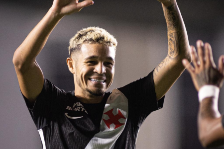 Adson comemora gol pelo Vasco no São Januário