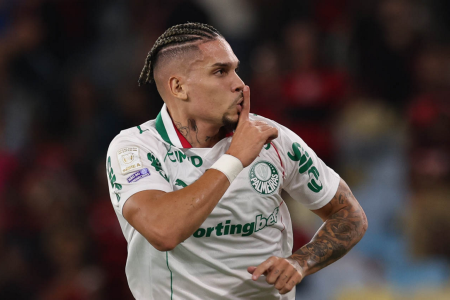 Comemoração de Paulinho após fechar goleada do Palmeiras sobre o Flamengo • Cesar Greco / Palmeiras