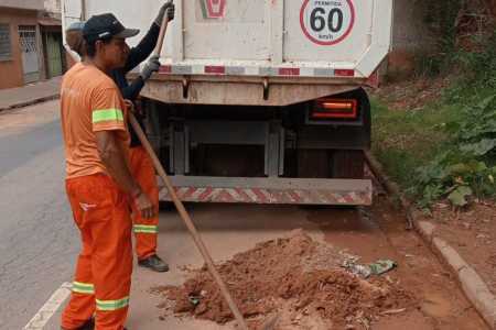 Raspagem e retirada de terra na Rua Garibaldi Campinhos, no Bairro Vitorino Braga • PJF/Divulgação
