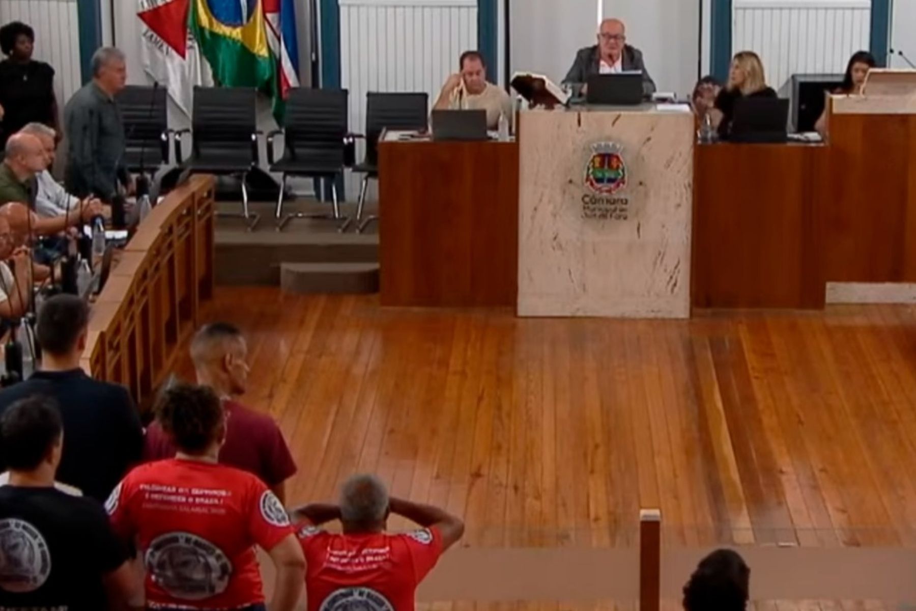 Vereadores derrubam maioria dos vetos à lei sobre reajuste de servidores em Juiz de Fora