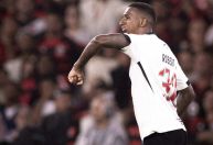 Com poucos meses de contrato, zagueiro se torna carrasco de rivais do Vasco