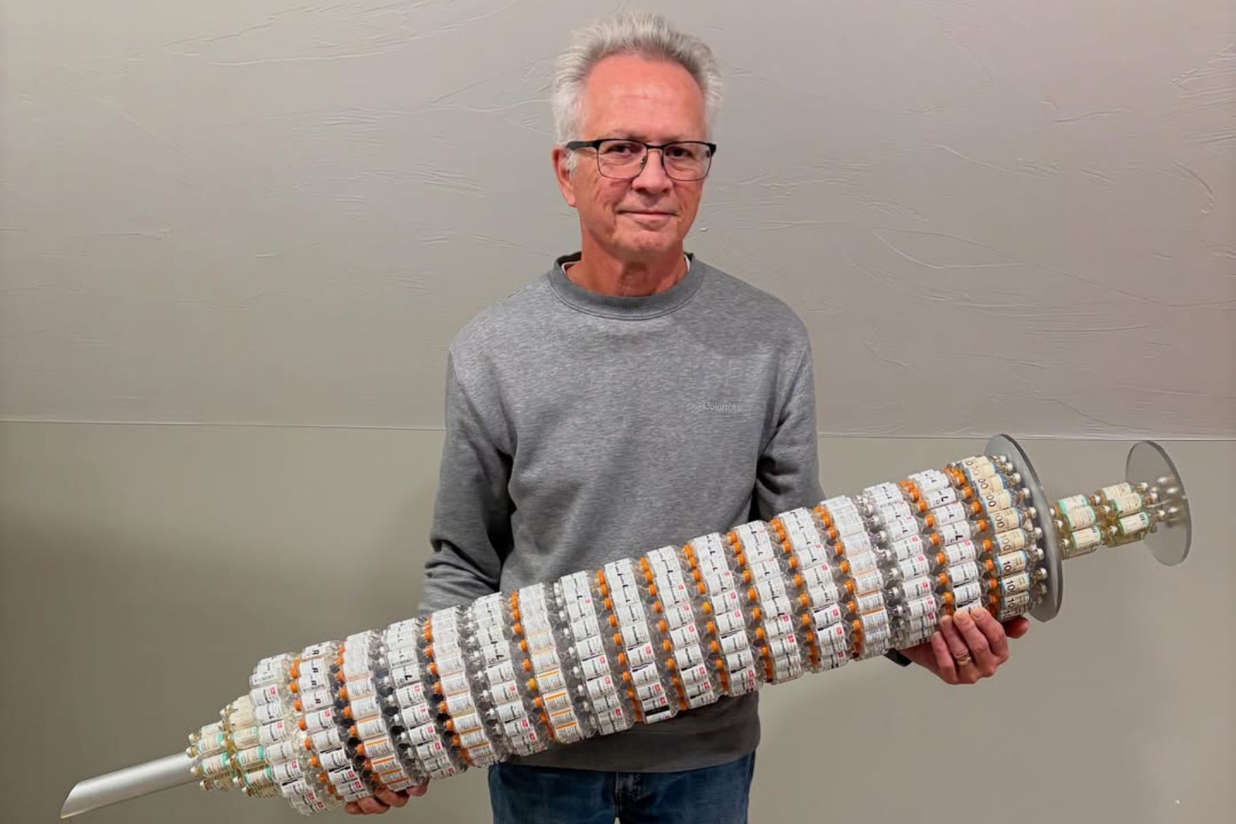 Artista diabético cria obra de arte com 1.100 frascos de insulina: ‘Cada um me manteve vivo’