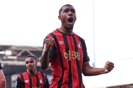 Ryan comemora gol em partida contra o Fulham pela Premier League