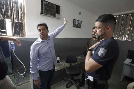 Sargento Rodrigues durante visita ao Presídio Antônio Dutra Ladeira, em março